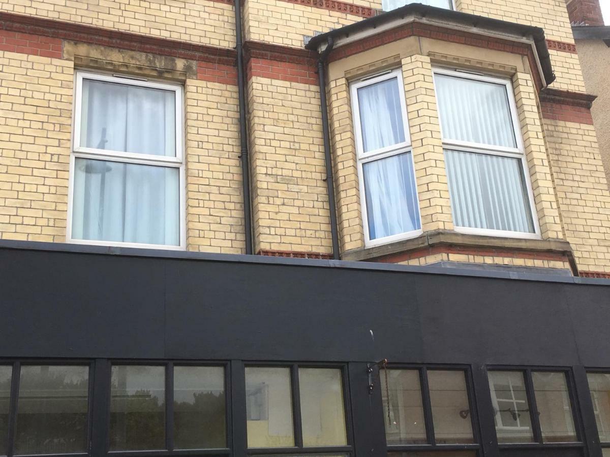 Flat 2 Opposite Travel Lodge โคลวินเบย์ ภายนอก รูปภาพ