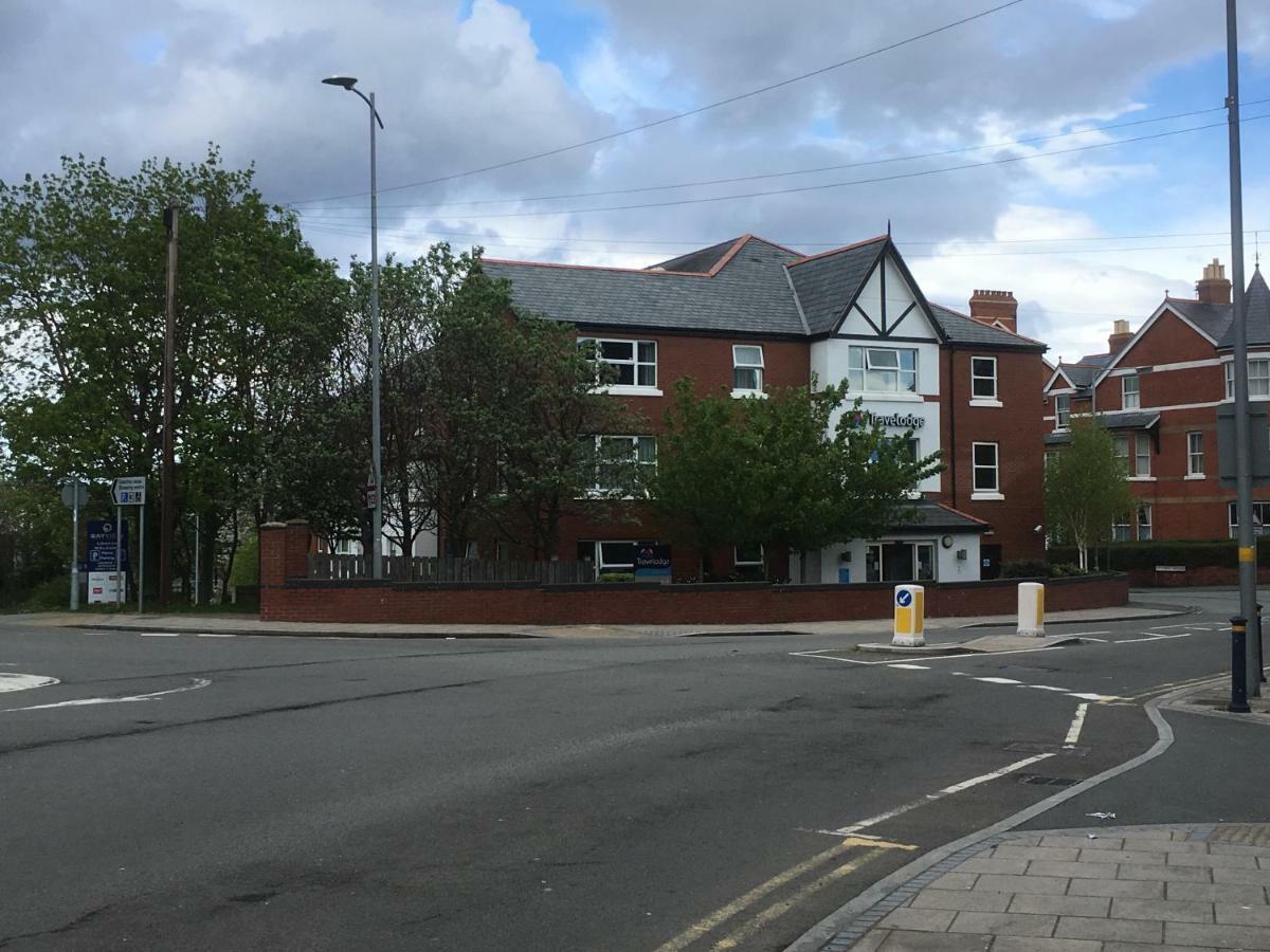Flat 2 Opposite Travel Lodge โคลวินเบย์ ภายนอก รูปภาพ