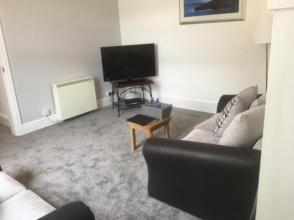 Flat 2 Opposite Travel Lodge โคลวินเบย์ ภายนอก รูปภาพ