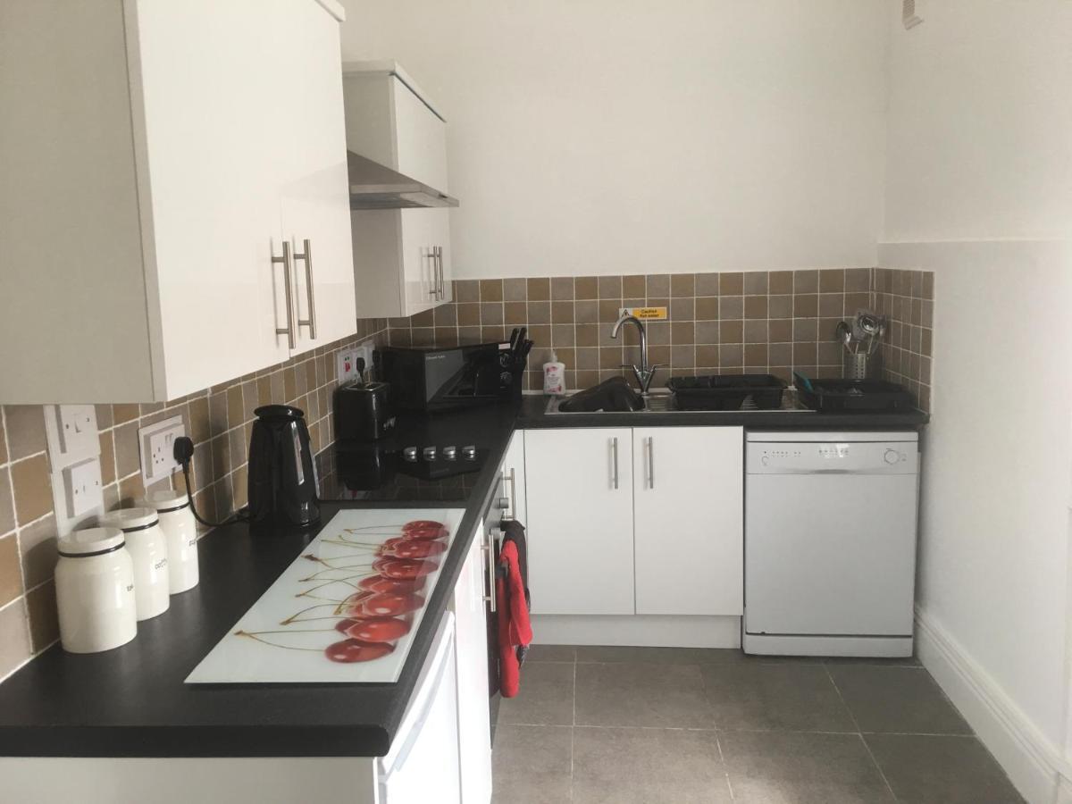 Flat 2 Opposite Travel Lodge โคลวินเบย์ ภายนอก รูปภาพ
