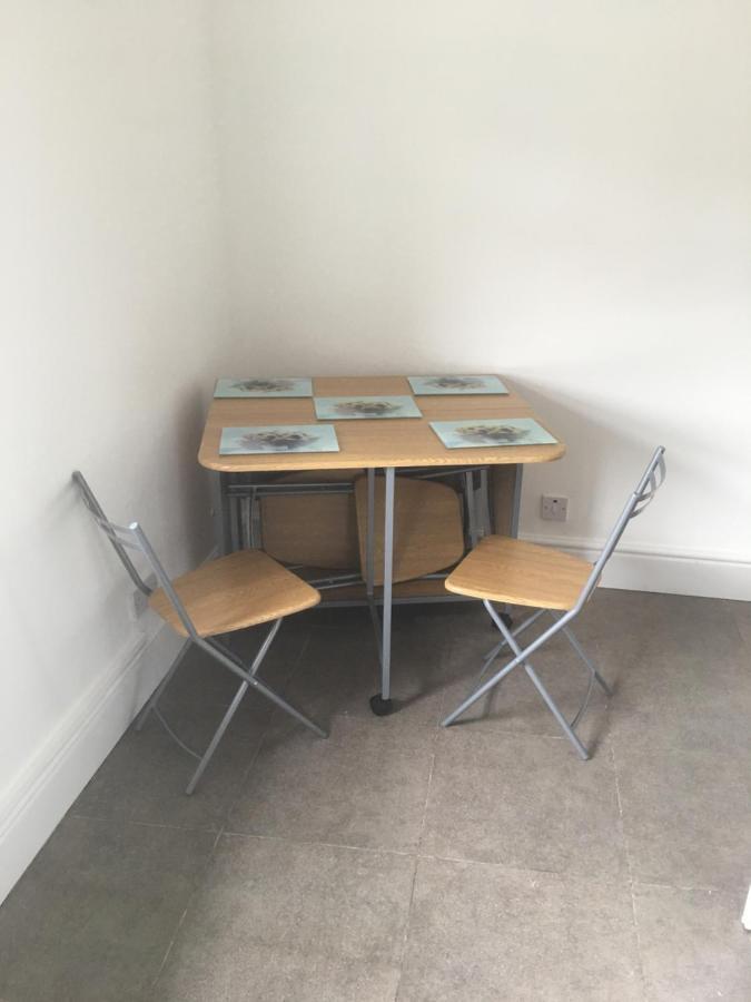 Flat 2 Opposite Travel Lodge โคลวินเบย์ ภายนอก รูปภาพ