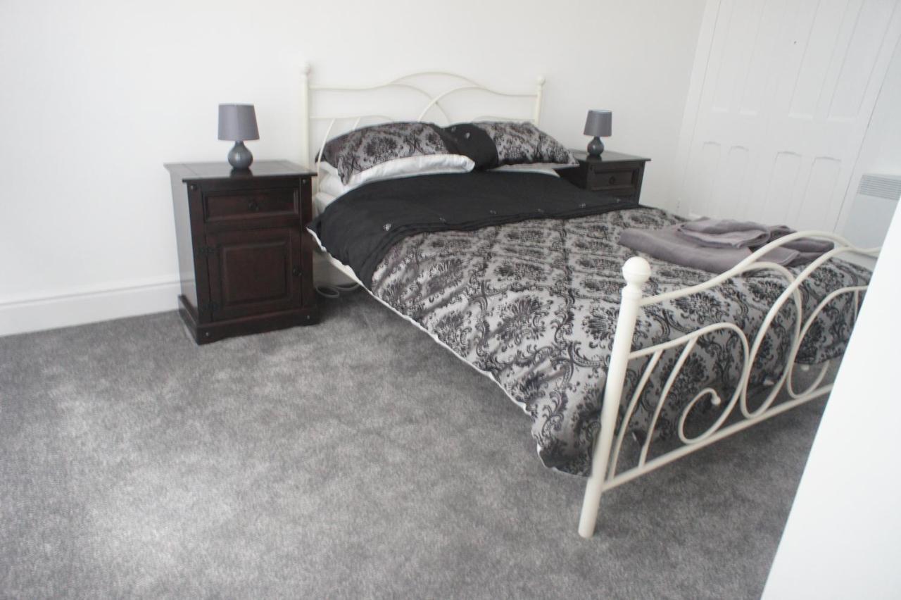 Flat 2 Opposite Travel Lodge โคลวินเบย์ ภายนอก รูปภาพ