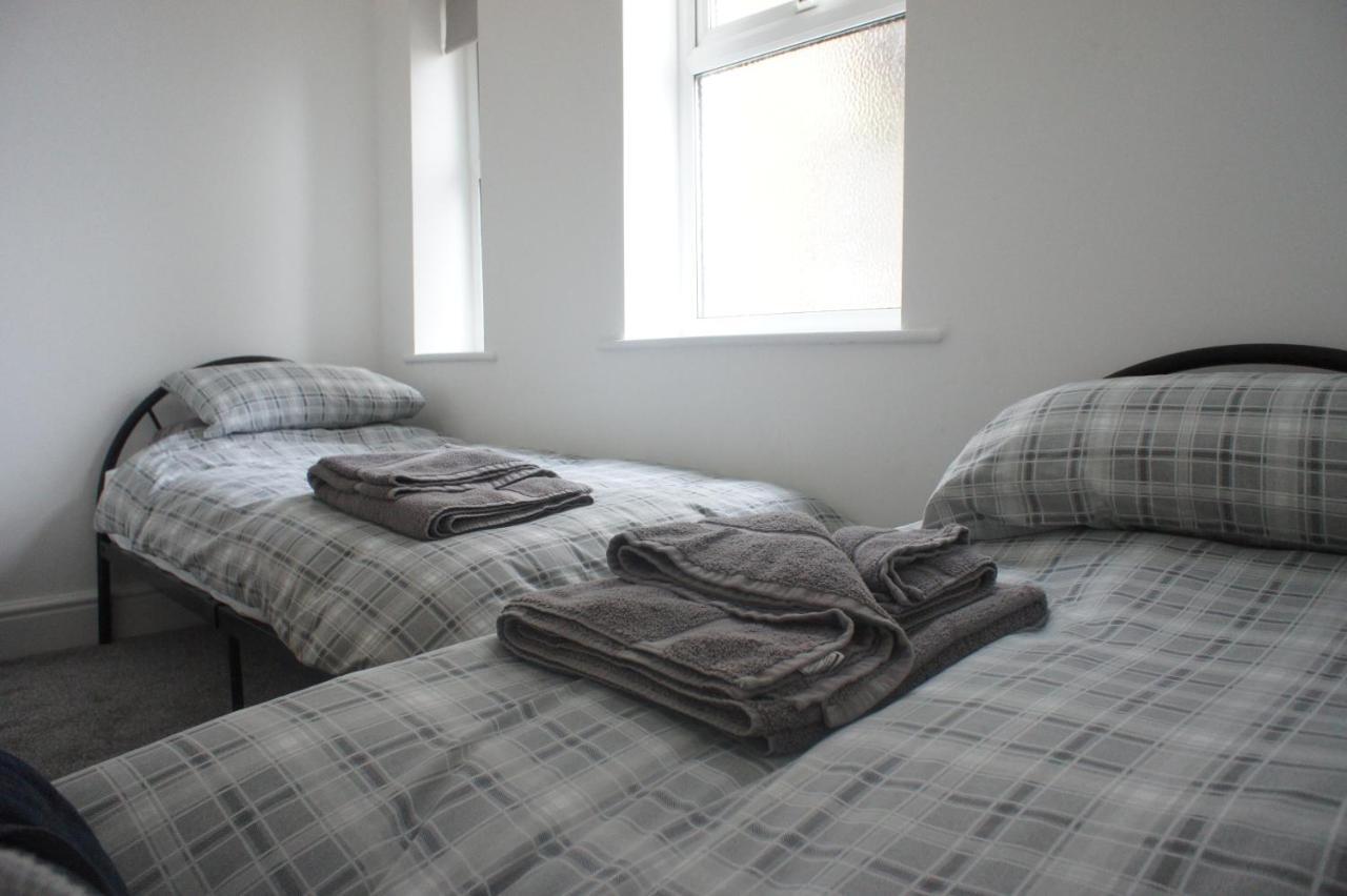 Flat 2 Opposite Travel Lodge โคลวินเบย์ ภายนอก รูปภาพ