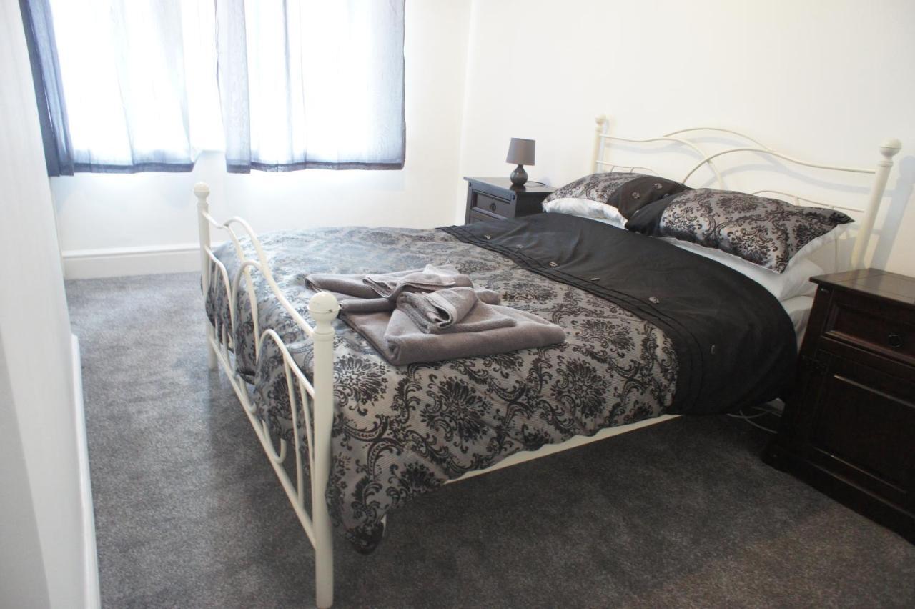 Flat 2 Opposite Travel Lodge โคลวินเบย์ ภายนอก รูปภาพ